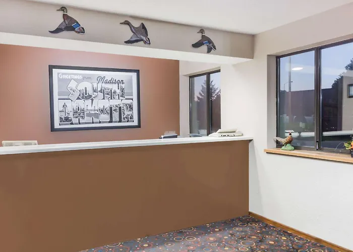 Super 8 By Wyndham Madison Hotel