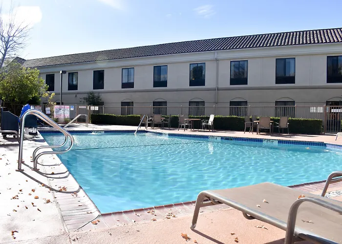 Best Western Valencia/Six Flags Inn & Suites