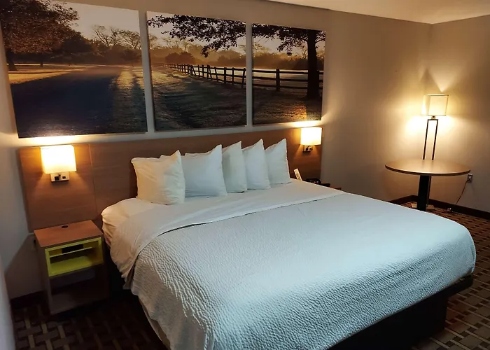 Days Inn & Suites By Wyndham Huntsville