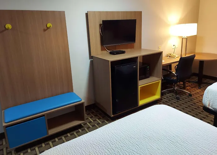 Days Inn & Suites By Wyndham Huntsville