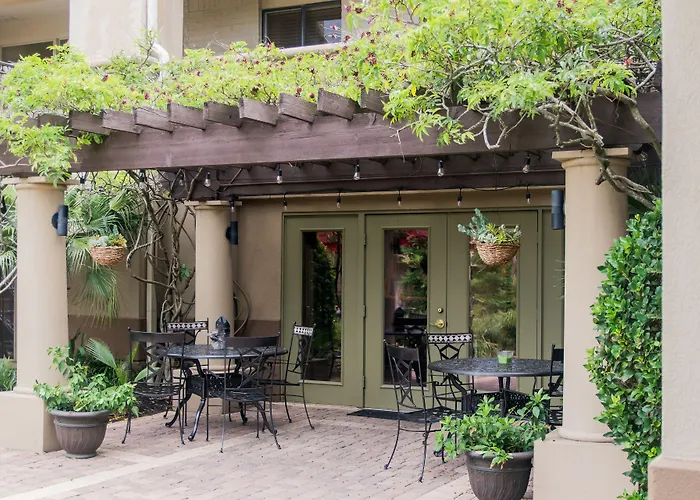 Vineyard Court Designer Suites Hotel