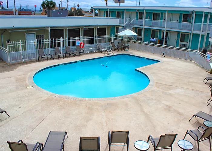 Spanish Trails Inn - Laredo Hotel