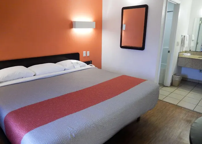 Motel 6-Clute, Tx