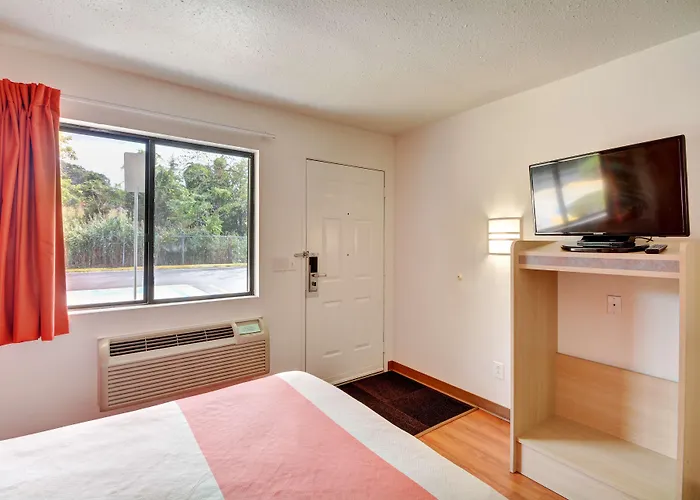 Motel 6-Southington, Ct - Hartford