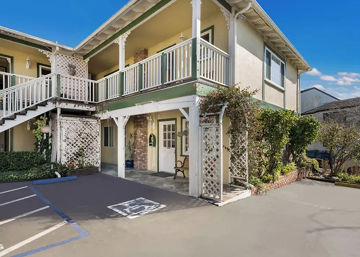 Carmel Inn & Suites