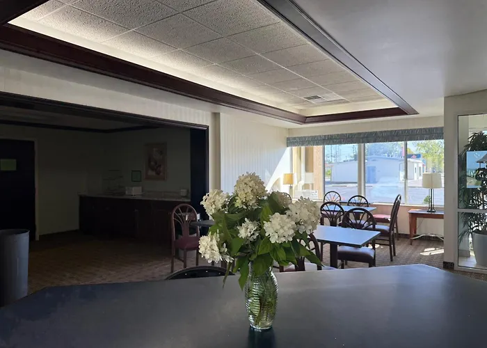 Clinton Inn & Suites Port Clinton