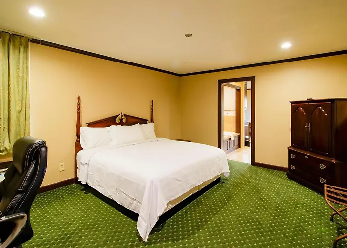 Oyo Pinewood Inn & Suites Silsbee