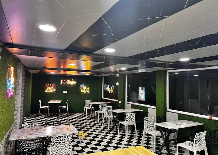 Glampfire Hotel And Cafe