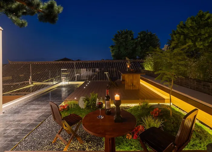Dali Yuanlu Hanging Garden Hotel, Located In The Center Of Dali Old City, Has Rich Cultural Heritage, Convenient Travel, Butler Service, Free Parking, Free Breakfast, Afternoon Tea, Coffee, Mini Bar, And Traditional Chinese Tea