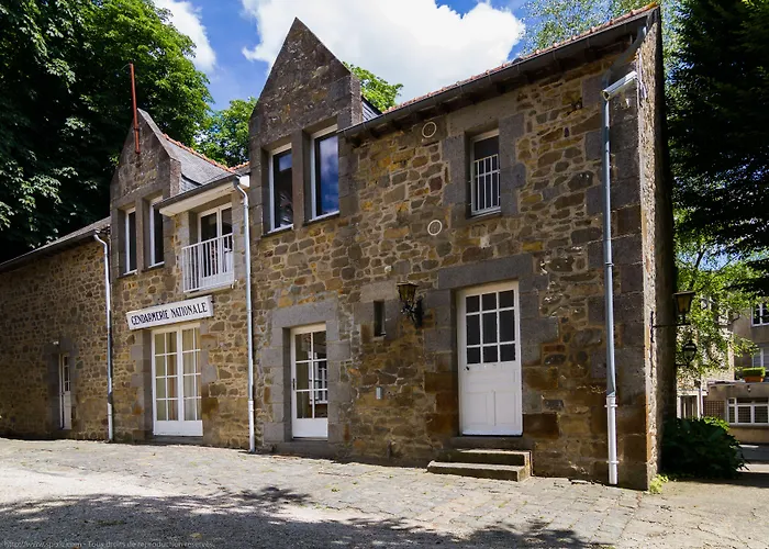 Logis Hotel Du Chateau - Combourg, Proche Saint-Malo