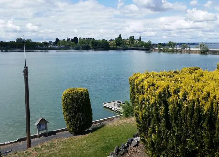 Lake Shore Inn Waterfront