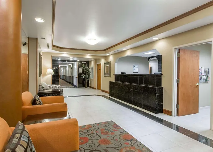 Days Inn & Suites By Wyndham Fort Pierce I-95