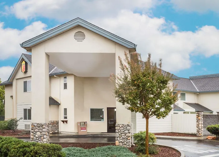 Super 8 By Wyndham Cloverdale Wine Country