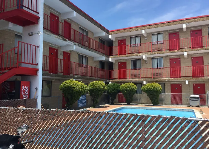 Cloud 9 Inn - Beach Hotel