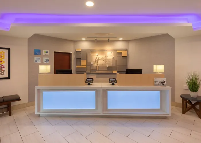 Holiday Inn Express & Suites Bradley Airport By Ihg