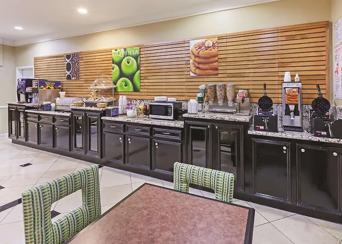 La Quinta By Wyndham Pearland Hotel