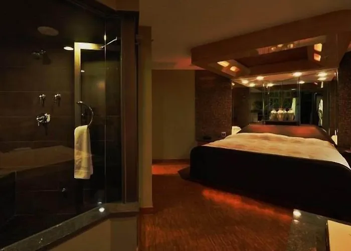 The Champagne Lodge And Luxury Suites