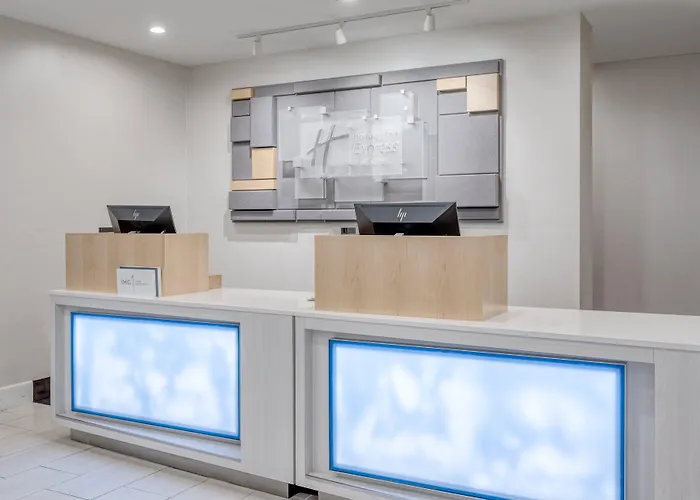 Holiday Inn Express Hotel & Suites Ottawa Airport By Ihg