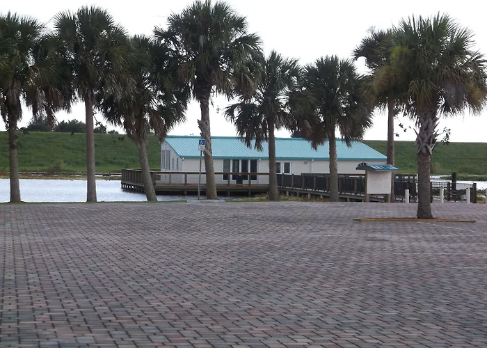 Days Inn & Suites By Wyndham Lake Okeechobee