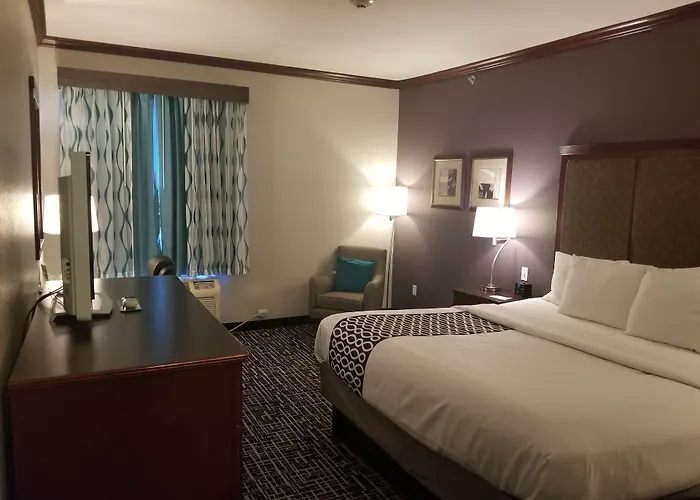 La Quinta By Wyndham Lindale Hotel