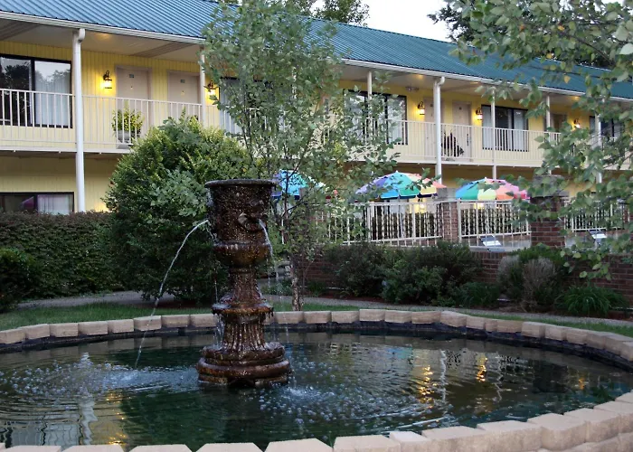 Golden Manor Inn & Suites