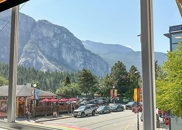Crash Hotel Squamish