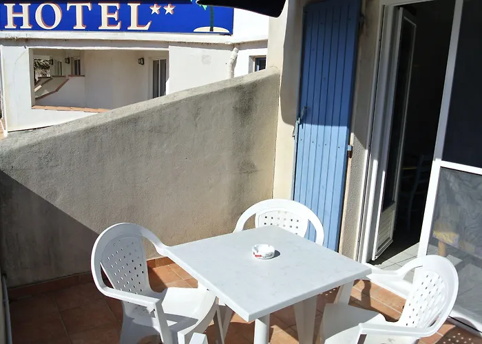 Hotel Les Palmiers En Camargue