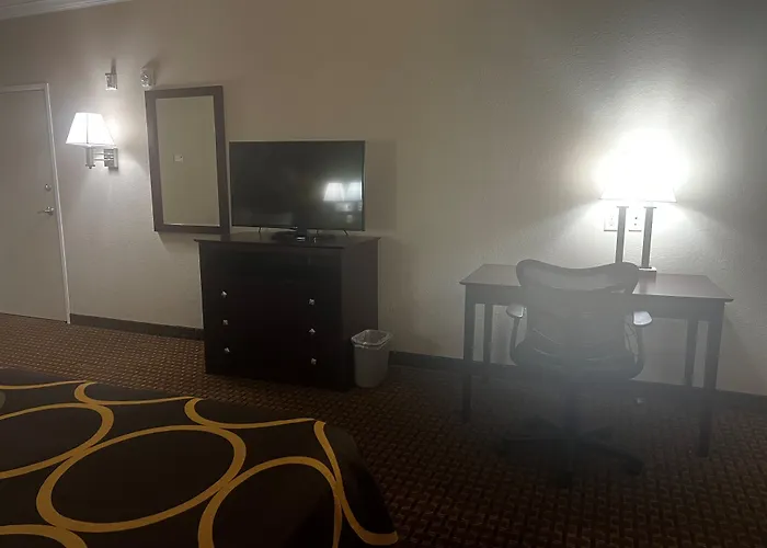 Super 8 By Wyndham Iah West/Greenspoint