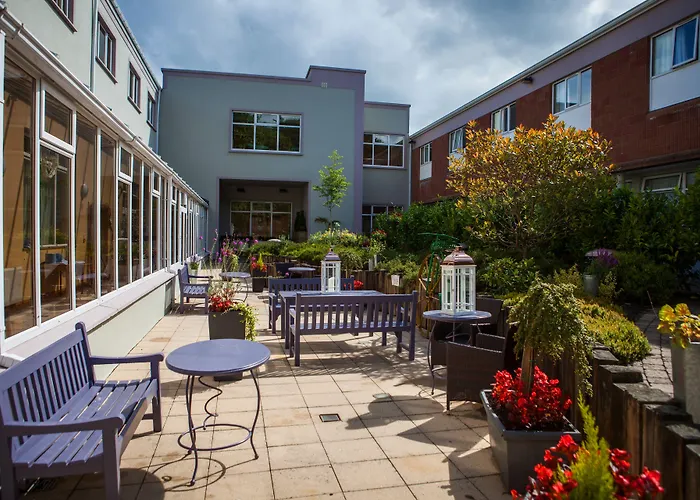 Four Seasons Hotel & Leisure Club