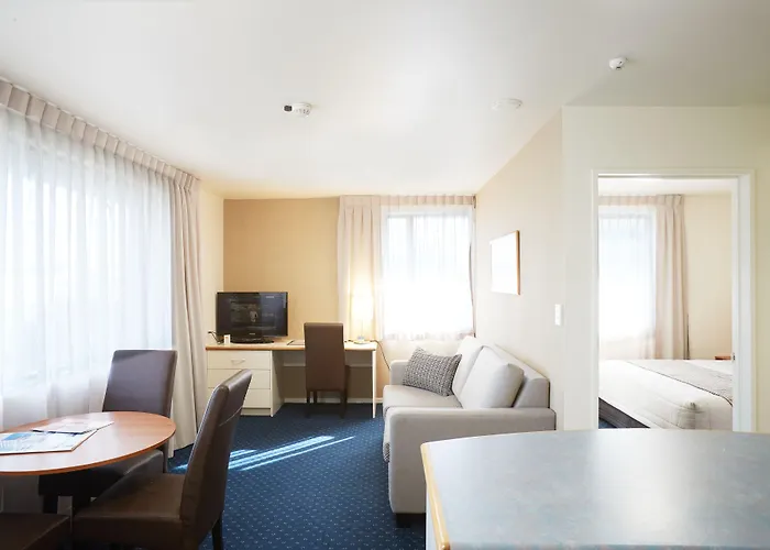 Ventura Inn & Suites Hamilton