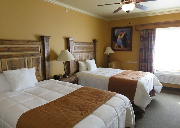 La Hacienda Inn Near Alamodome & Riverwalk