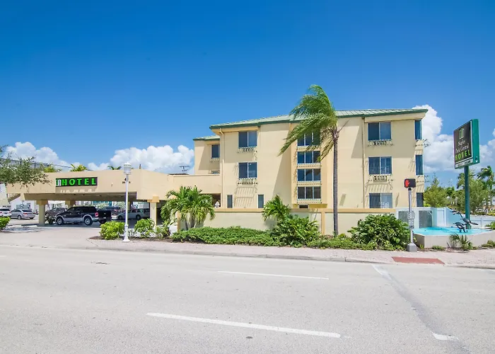 Naples Park Central Hotel
