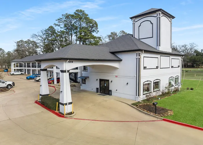 Super 8 By Wyndham Mansfield La Hotel