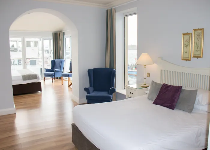 Watersedge Hotel