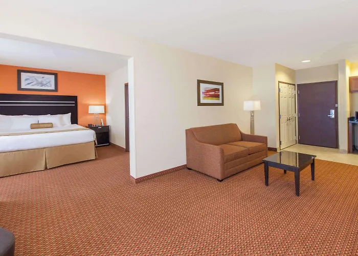 La Quinta Inn & Suites By Wyndham Tulsa Midtown