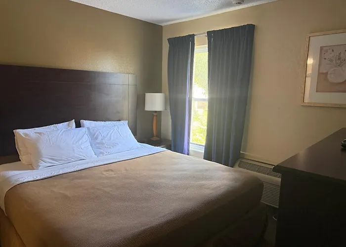 Clinton Inn & Suites