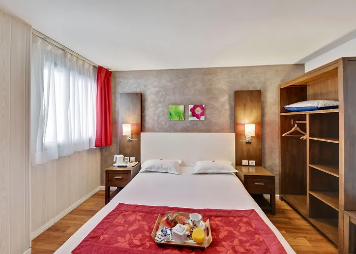 Hotel Paris Pacific: Metro-Adjacent Lodging Near Orly Airport