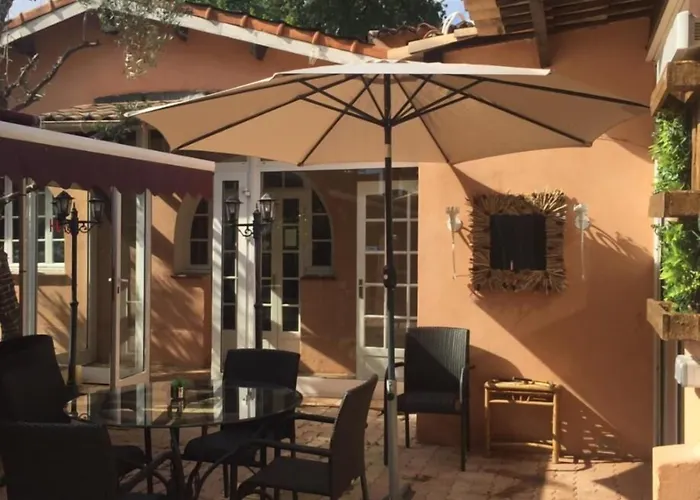 Hôtel Le Derby terrasse et parking
