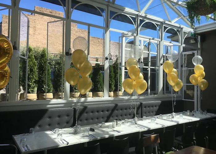 Oscars Hotel And Cafe Bar