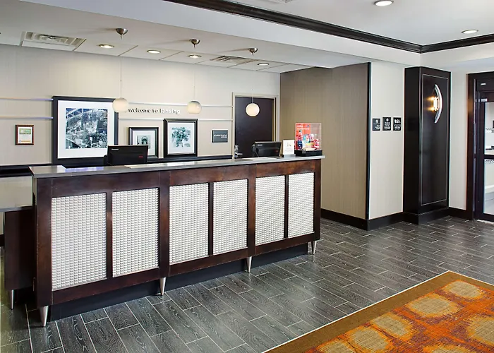 Hampton By Hilton Lansing West