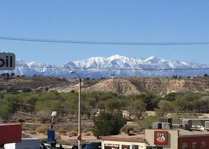 Hilltop Inn & Suites