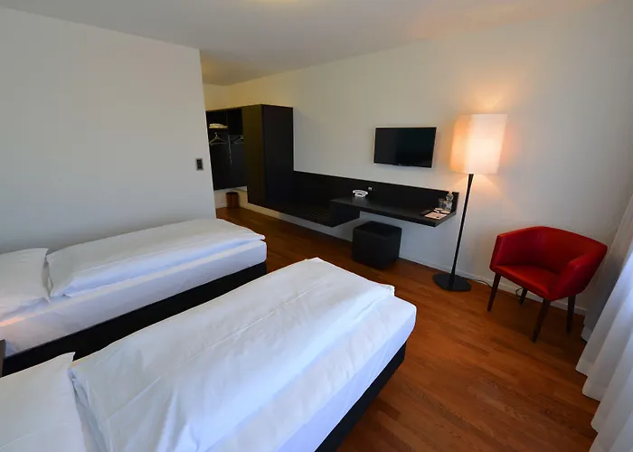Hotel Illuster - Urban & Local