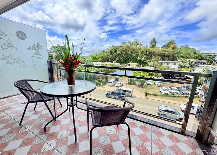 Crown Royale Hotel & Lounge