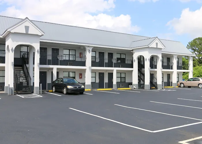 Travelodge By Wyndham Calhoun South I-75