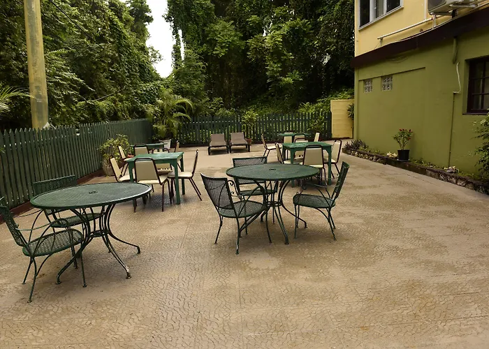 Pineapple Court Hotel