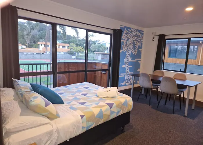 Palm Tree Apartments & Backpackers