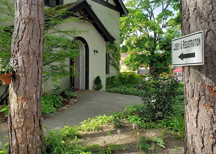 Ivy Manor Inn Village Center