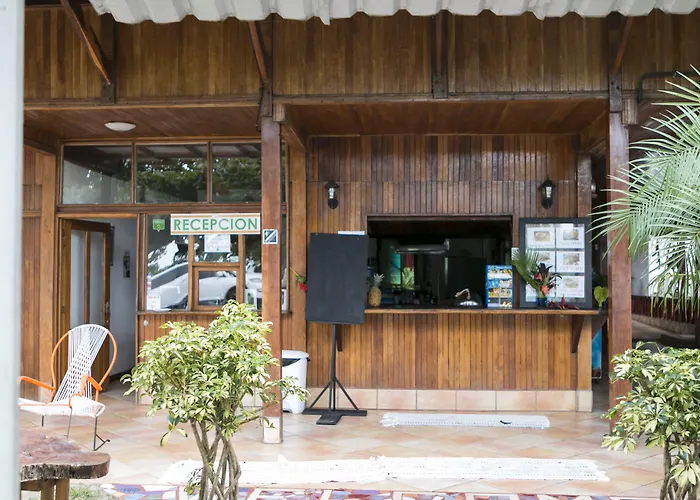 Hotel La Isla Inn