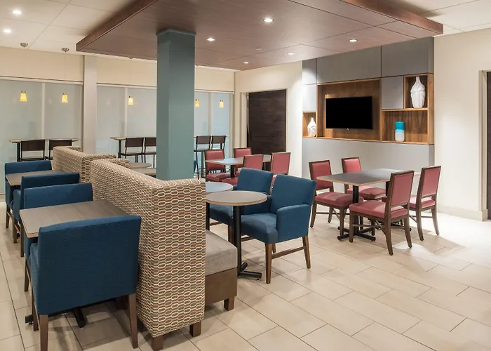 Holiday Inn Express & Suites Kingdom City By Ihg
