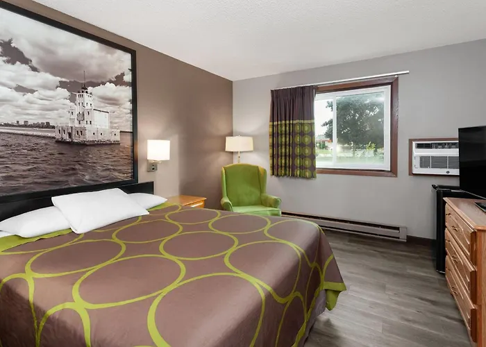 Super 8 By Wyndham Green Bay Near Stadium